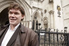 121016123123-gary-mckinnon-high-court-2009.jpg